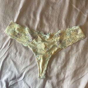 NWT Victoria Secret thong- medium